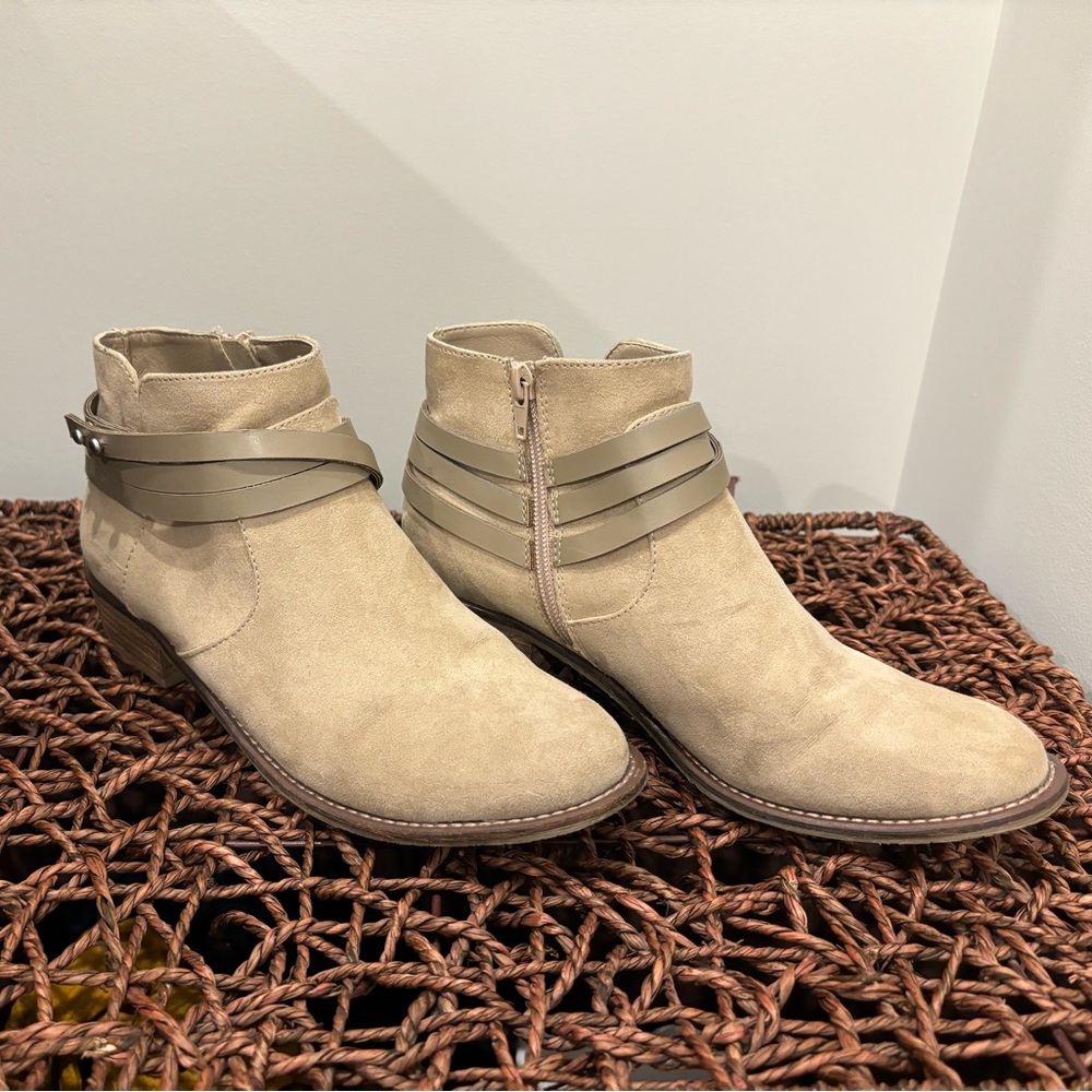 DV8 Dolce Vita tan/gray low heeled booties